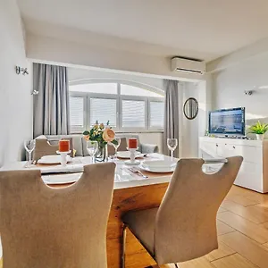  Apartman Comfort In Peaceful Area - With Garden